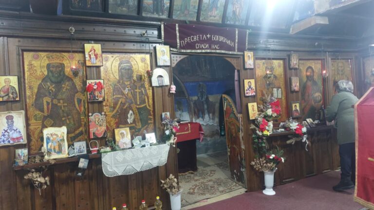 Новаци го одбележа празникот Св. Атанасиј Велики со обичај  кршење на лепче со златно крвче