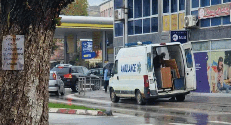 АМБУЛАНТНО ВОЗИЛО ПРЕВЕЗУВА МЕБЕЛ ВО ПРИЛЕП!