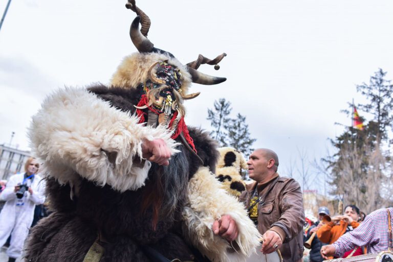 Блосоење, кожи и ѕвонци – магијата на Прочка и мечкарите – живата традиција на маскираните обреди