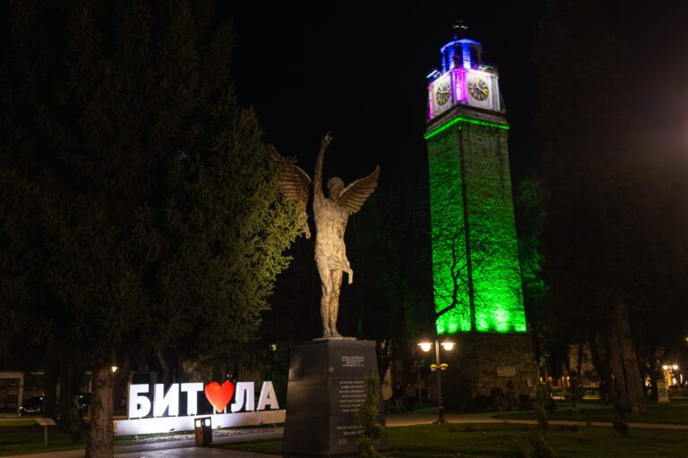 Саат кулата во Битола осветлена во чест на Меѓународниот ден на ретки болести