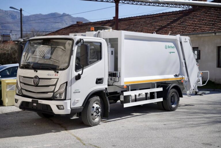 Прилеп го доби првото од девет нови комунални возила за собирање отпад