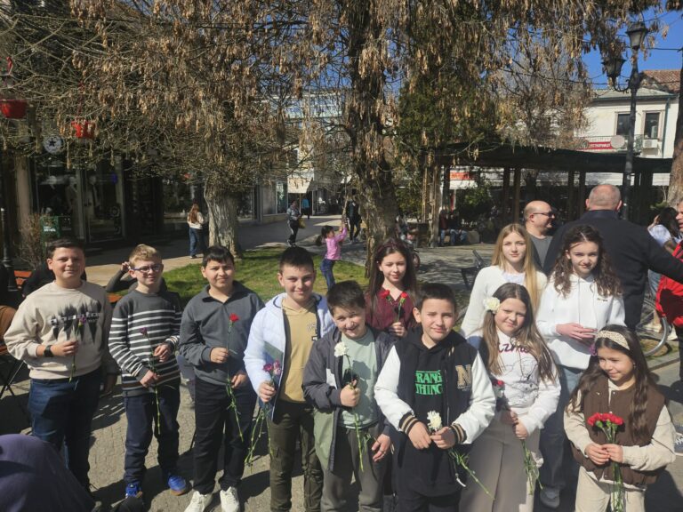 За 15 минути распродадени сите цвеќиња: Прилепчани ја поддржаа хуманитарната акција за 8 Март