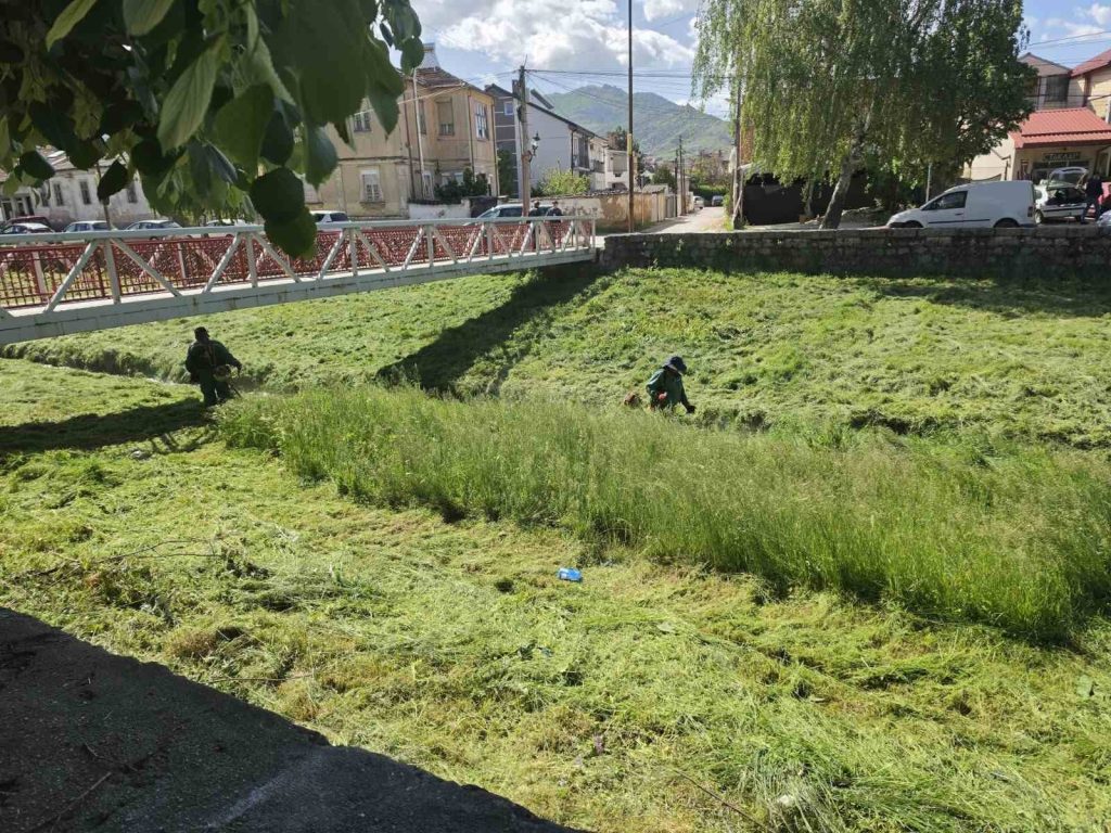 При крај е косењето на тревата во Градската река, а започнува и второто косење на Новите градски гробишта