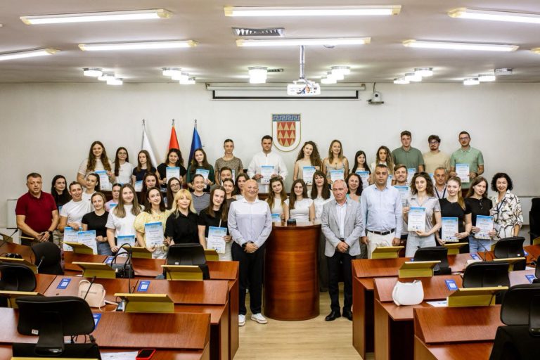 40 студенти од УКЛО на платена летна пракса во Општина Битола и јавните претпријатија