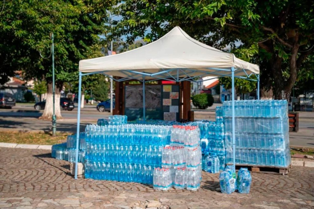 Над 6.000 литри флаширана вода од Прилеп испратени како помош за Гостивар