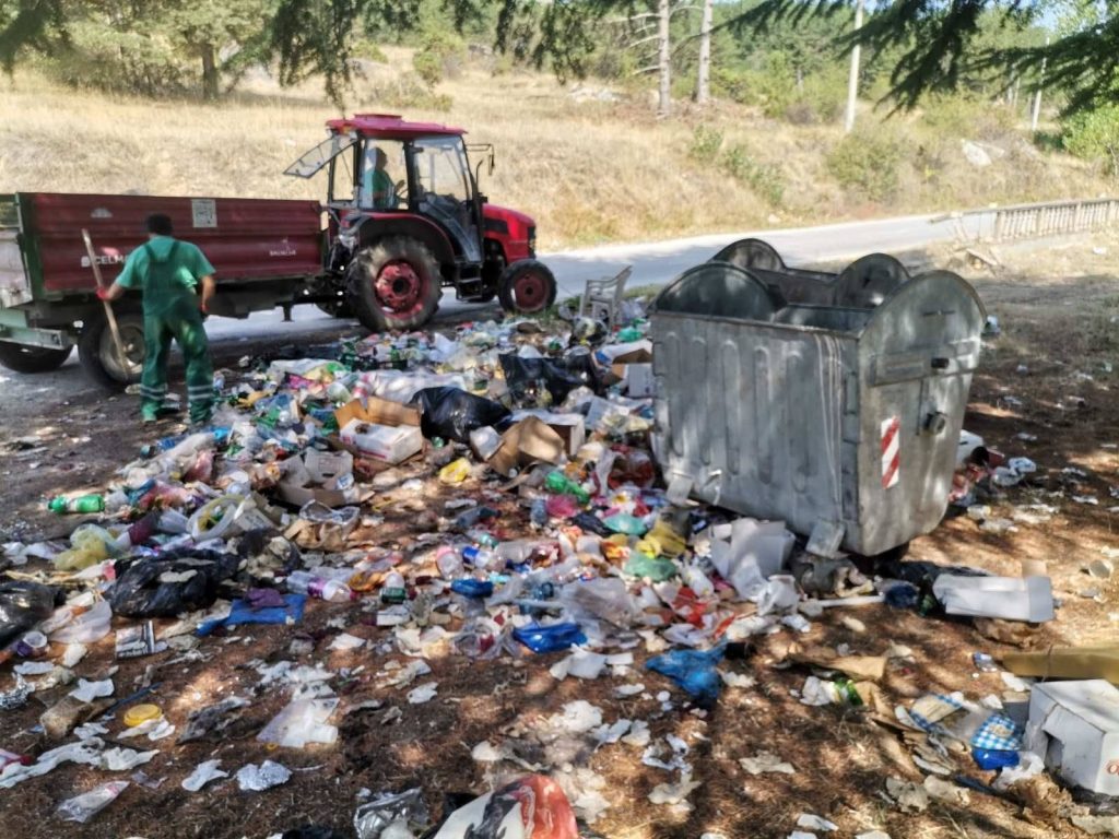 Отпадот од кетеринг услугите ја нагрдува околината кај Вештачкото Езеро –  Свеста е првиот чекор, но без санкции нема одговорност