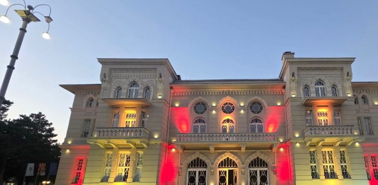 Битола во боите на македонското знаме во пресрет на Денот на независноста