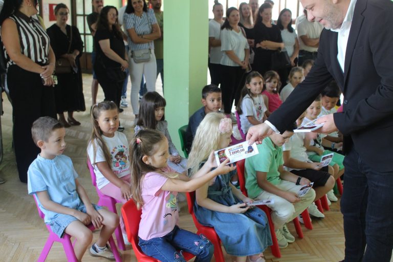 Првачињата го започнаа училишниот пат  – 7.000 денари за секое прваче во Демир Хисар