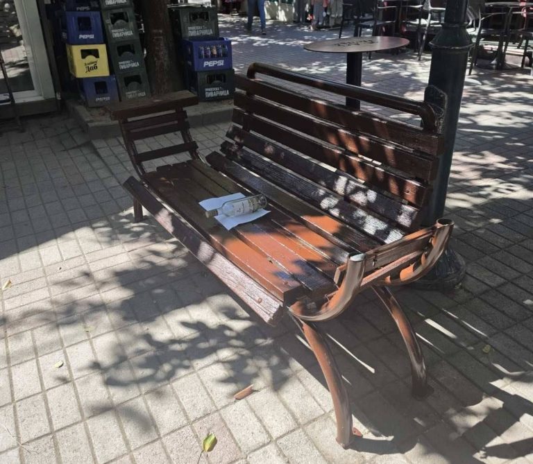 Известување до граѓаните – Денес и утре во Старата чаршија – не ги користете клупите, тие се на „шминкање“!